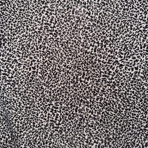 Gently Used Athleta Breezy Scoop V-neck Short Sleeve T Shirt in Micro Cheetah S - Picture 4 of 4